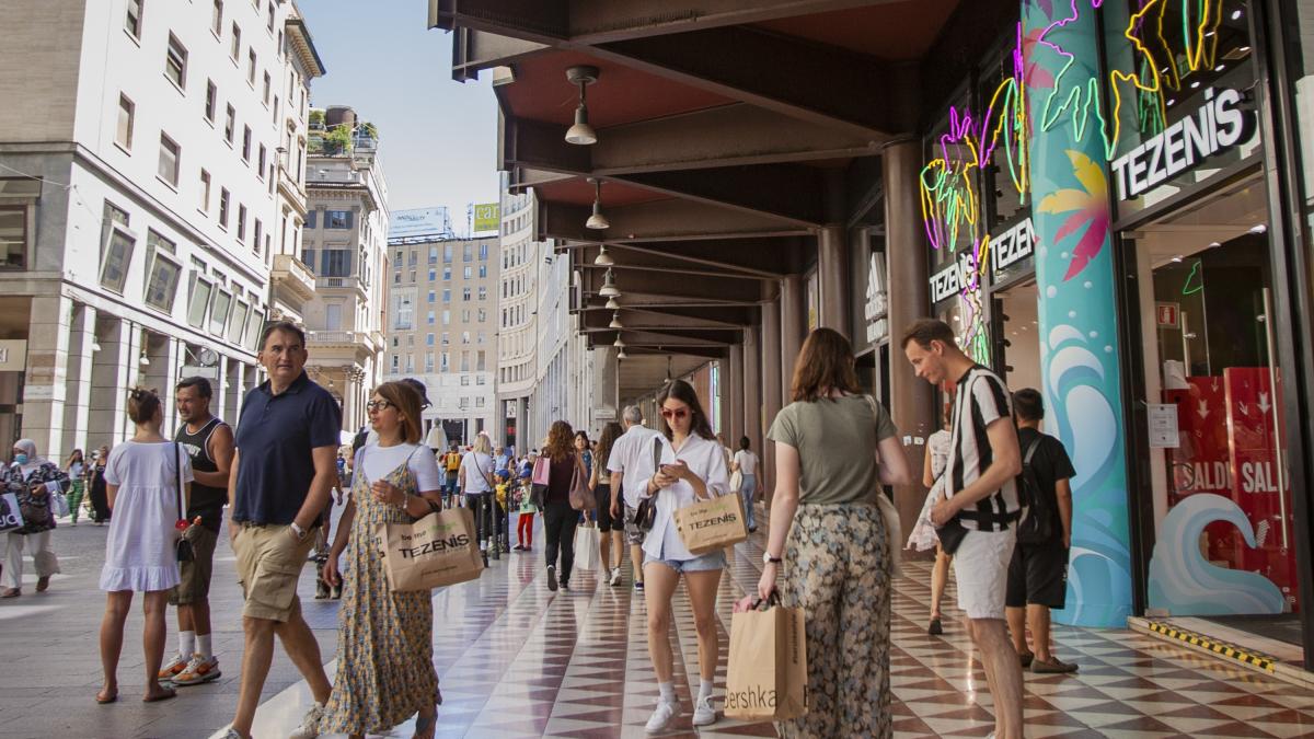 Negozi chiusi a Milano, c’entra il caro affitti? Tra le «cause», la crescita vertiginosa dell’offerta di ristorazione