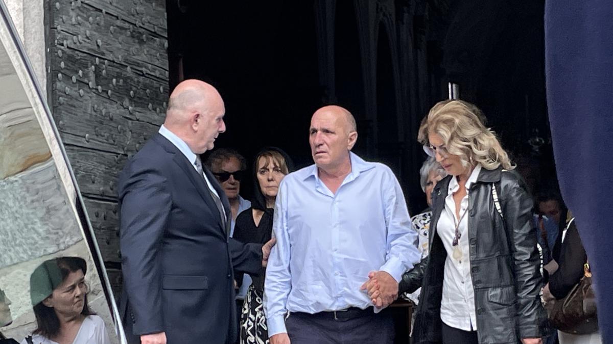 la-barca-affondata-nel-lago-maggiore-a-sesto-calende-l-addio-alla