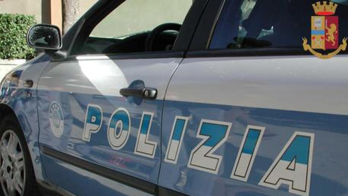 Agguato a Napoli, spari tra la gente a San Giovanni a Teduccio. Ucciso un 34enne: è stato raggiunto da 10 proiettili