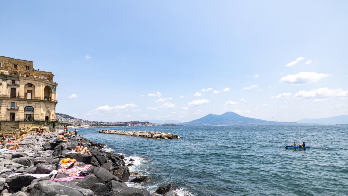 Il mare (non) bagna Napoli, la mappa di balneazione in città