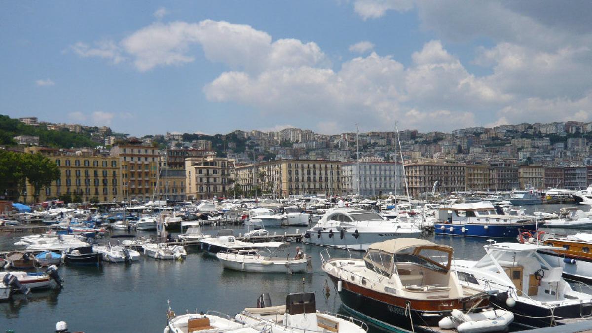 Cadavere di un uomo nelle acque del molo di Mergellina