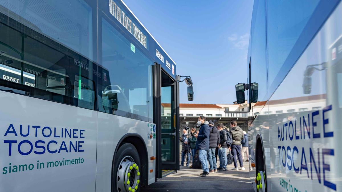 Arezzo aspetta che l autista gli stacchi il biglietto ma nel frattempo