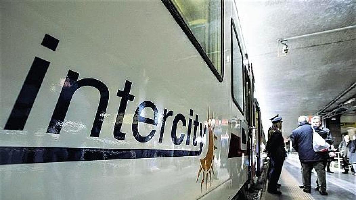 Chiusi, Trenitalia devia l’Intercity per Roma: la protesta arriva in Regione