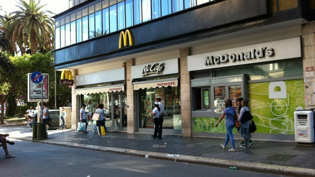 «In cucina caldo infernale», dopo le proteste dei lavoratori McDonald's chiude il locale di via «In cucina caldo infernale», dopo le proteste dei lavoratori McDonald's chiude il locale di via