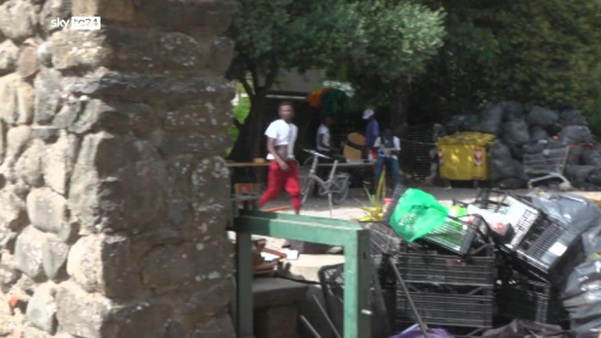 Sgombero della parrocchia di Vicofaro, trasferiti i primi 70 migranti. Don Biancalani: vanno a stare meglio, ma qui l'accoglienza deve continuare