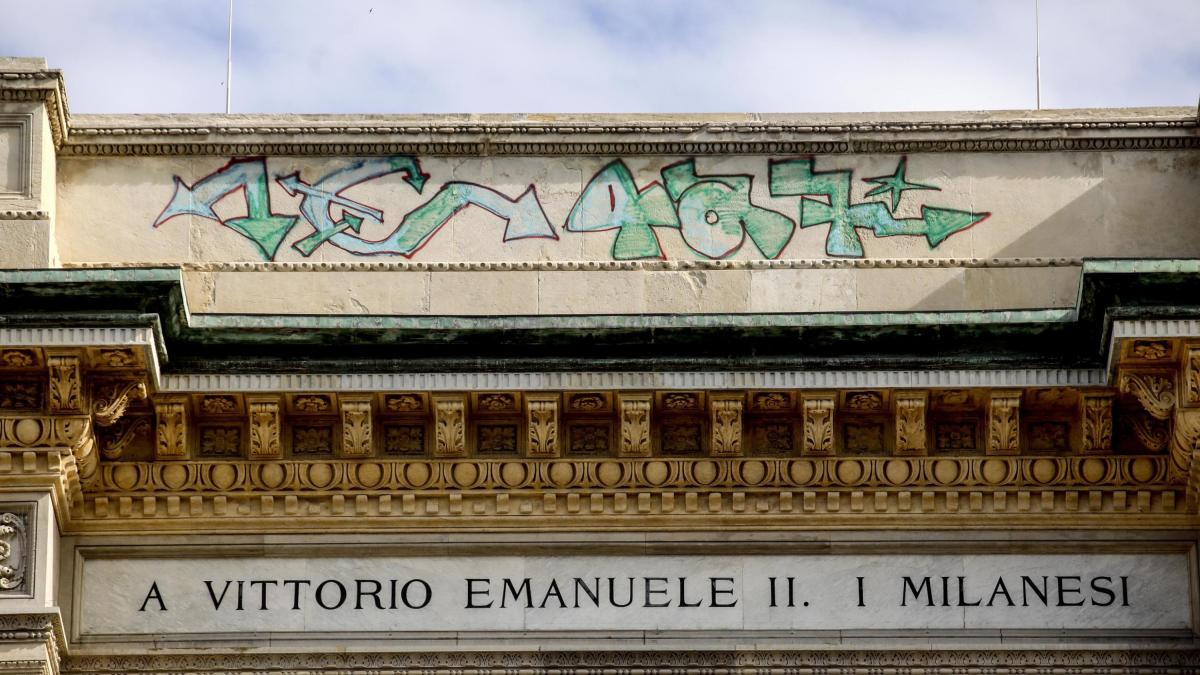 Milano, in Galleria le vetrine di Louis Vuitton si colorano di arcobaleno -  Corriere.it