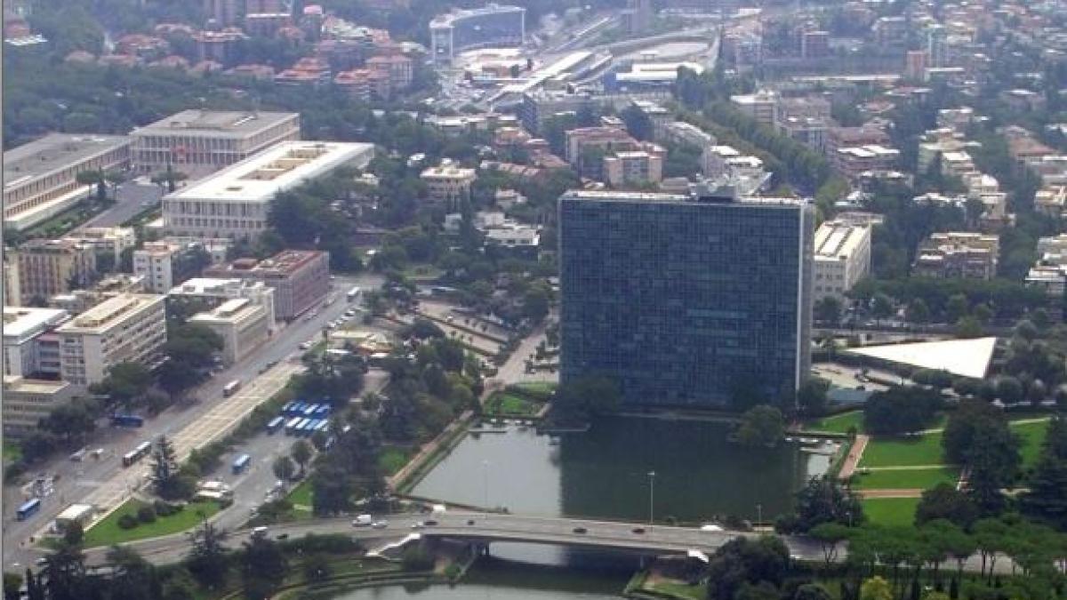 Eur, gli scheletri di due clochard morti da anni in un cunicolo: travolti dal ponteggio montato per proteggersi dal freddo