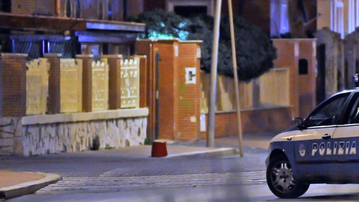 Spari a Ostia, pregiudicato gambizzato in centro. Poi si rifugia in una farmacia e chiede aiuto