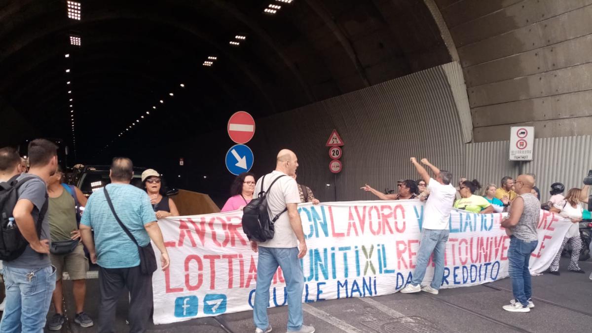 Napoli, protesta di Fridays for Future a Chiaia: salsa di pomodoro contro  le vetrine di Gucci, Prada e Vuitton - la Repubblica