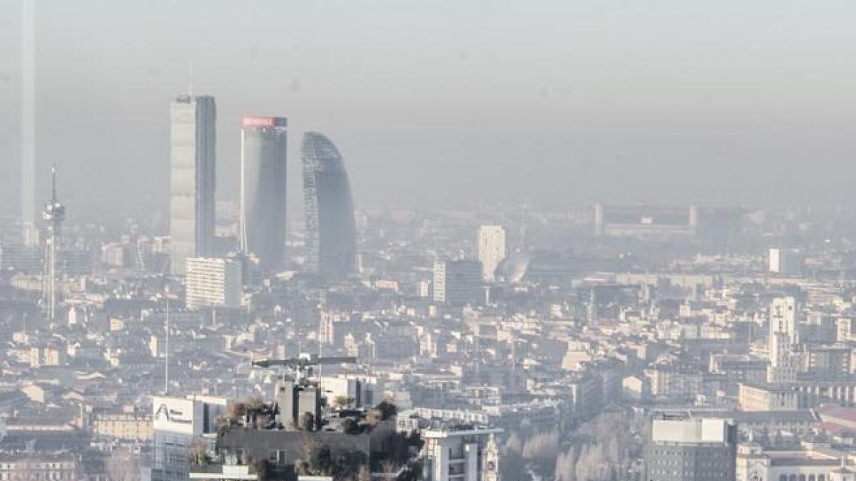 Smog, la Regione: «Nel 2023 è migliorata la qualità dell'aria in Lombardia».  Ma 6 città superano ancora il limite di «giorni neri»