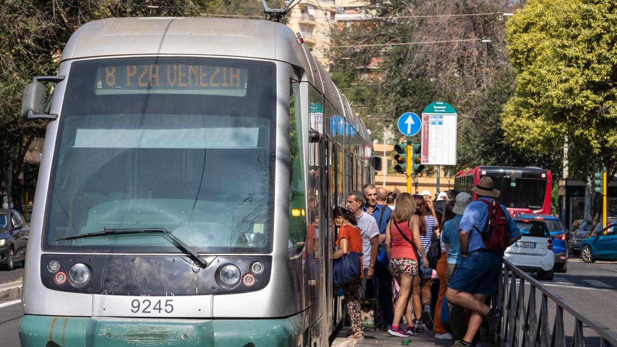 Roma, il tram 8 torna in funzione dopo più di un anno, i romani divisi:  «Evviva», «Ben tornato il rumore»