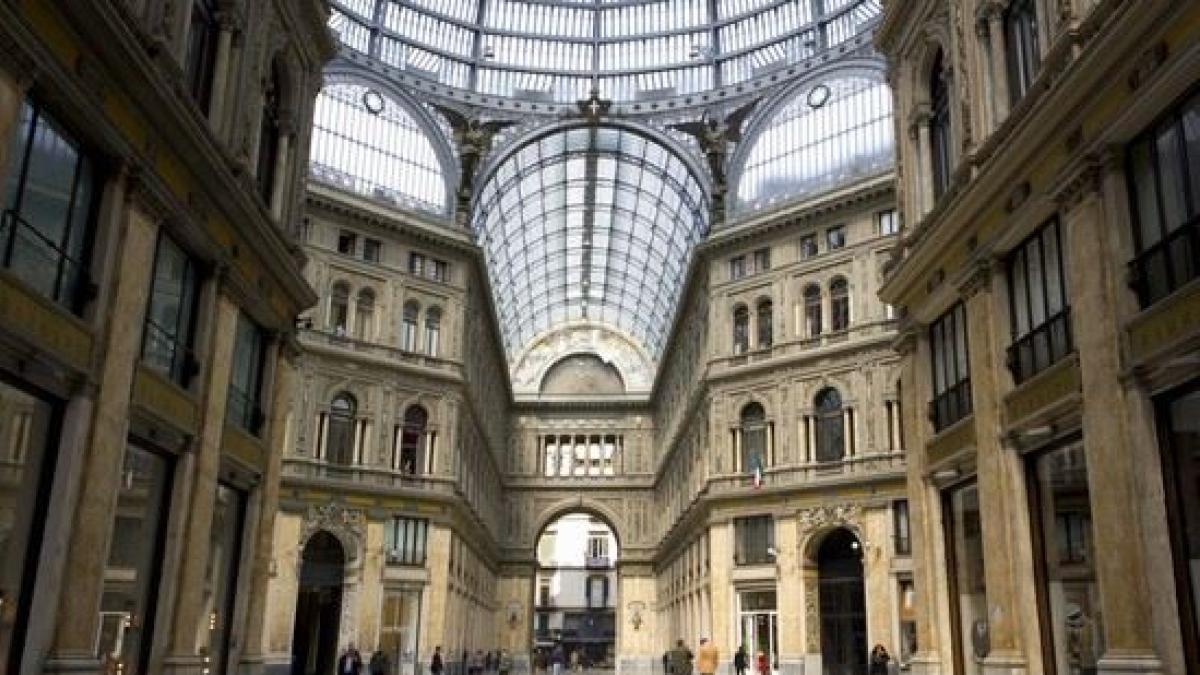Galleria Umberto, il prefetto di Napoli: entro breve cancelli agli ingressi