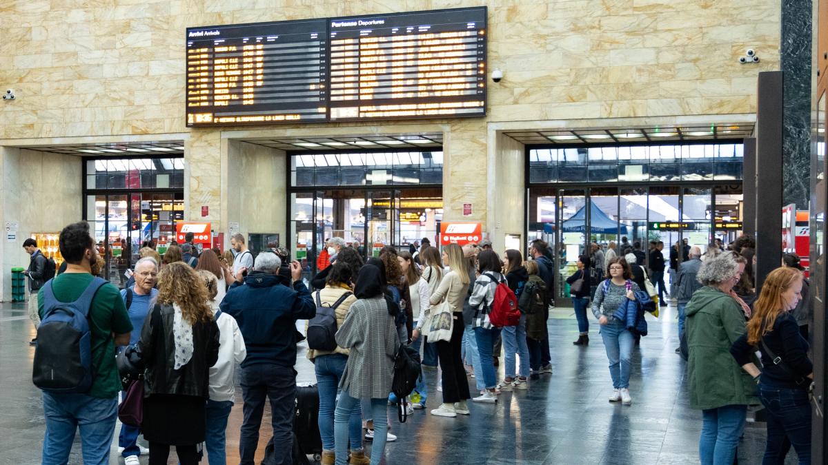 Firenze cammina sui binari della stazione di Santa Maria Novella