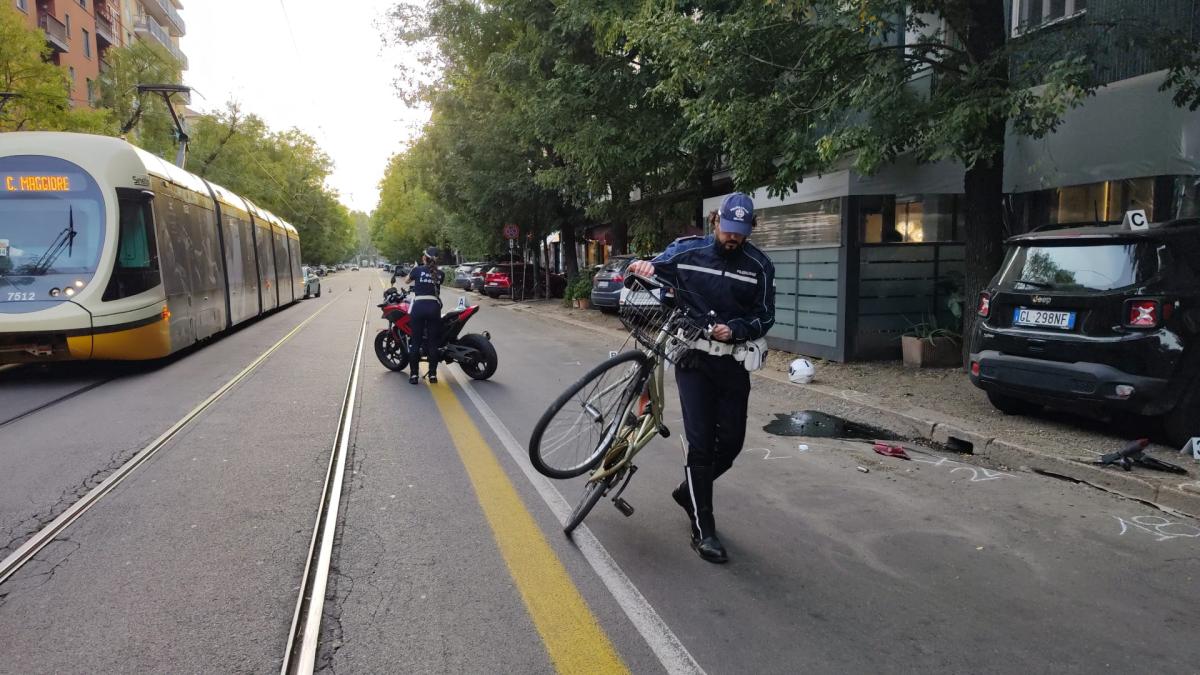 Milano, Incidente In Via Solari: Scontro Tra Moto E Bici. Ciclista ...