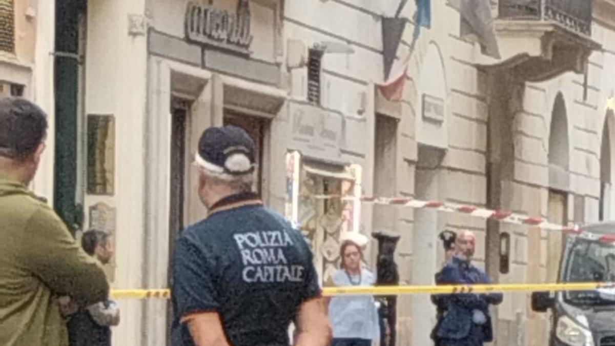 Rome, Via Fratina: Dog falls from third floor and injures pregnant passerby’s head.  “We asked for a shot.”