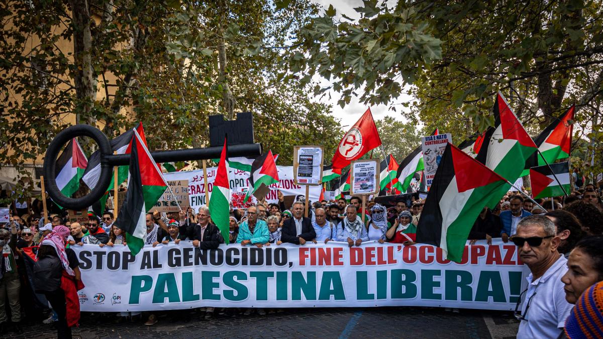 Manifestazione A Roma Oggi, 20mila In Corteo Per La Palestina. Cori ...