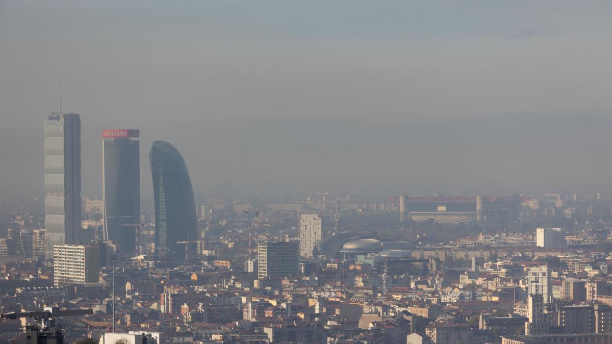 Smog a Milano, migliora la qualità dell'aria: in calo polveri sottili e  giorni «fuorilegge». Il 2023 può essere l'anno-svolta