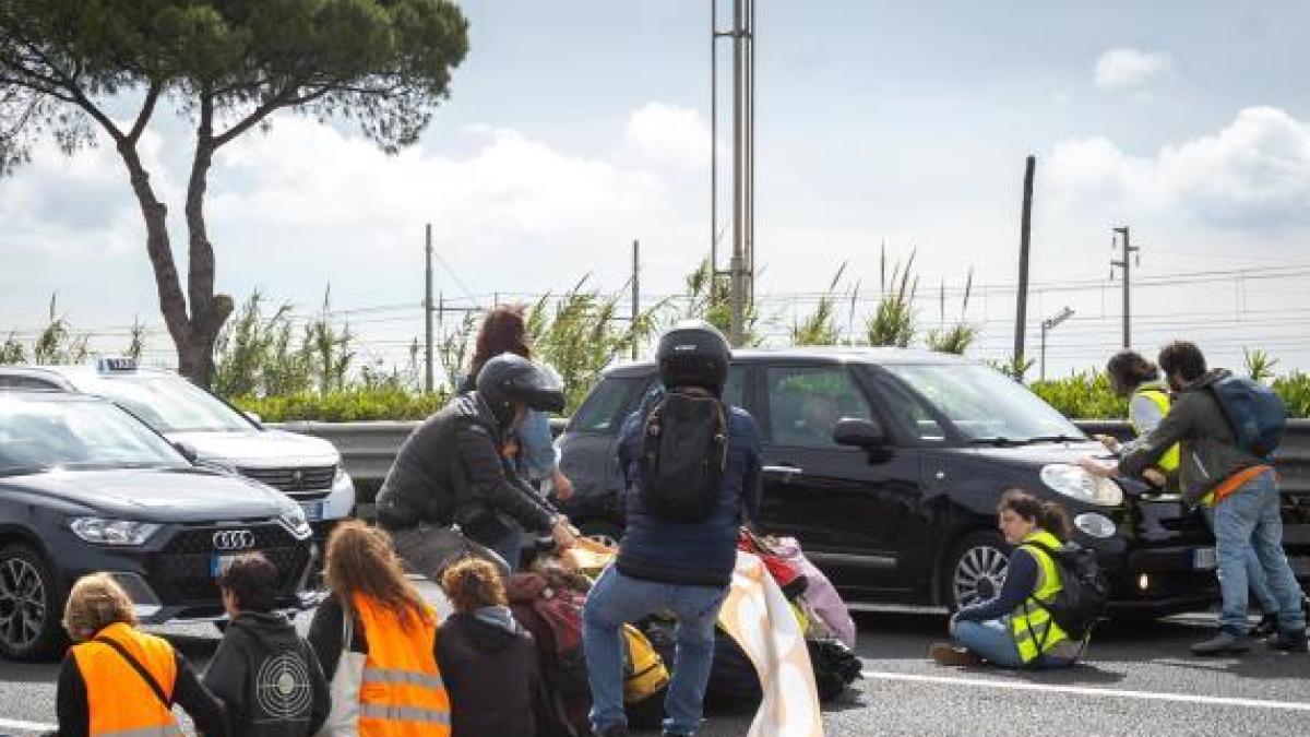 Ultima Generazione, Convalidato L'arresto Dei 12 Attivisti Che Hanno ...