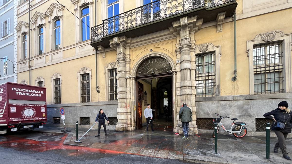 Torino, Gli Ambientalisti Di Ultima Generazione Imbrattano Di Vernice ...