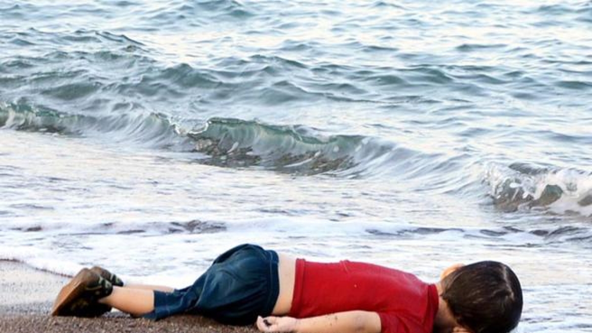 Dieci anni fa morì Alan Kurdi, annegato a 3 anni: la foto che indignò il mondo e perché non è servito dire «mai più» Dieci anni fa morì Alan Kurdi, annegato a 3 anni: la foto che indignò il mondo e perché non è servito dire «mai più»