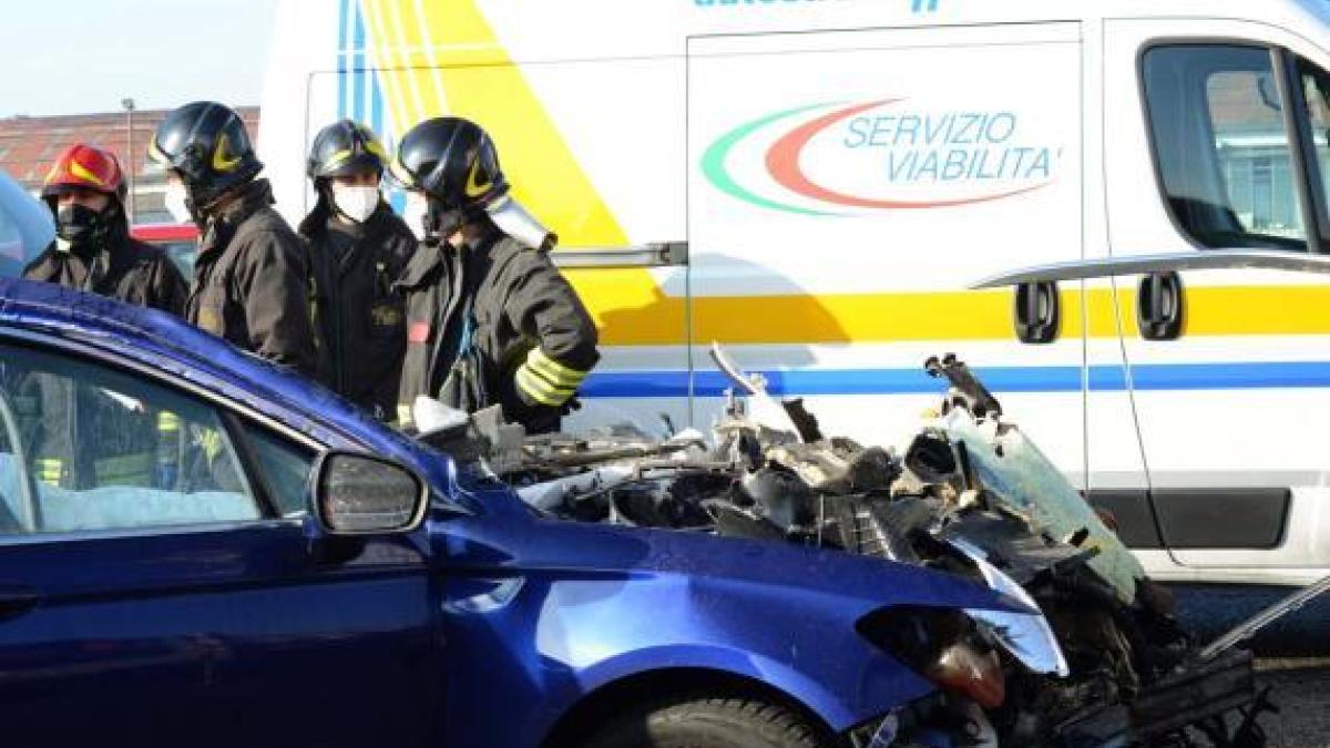 Incidente Sull'A4 A Bernate Ticino, Auto Tampona Tir: Morto Un Ragazzo ...