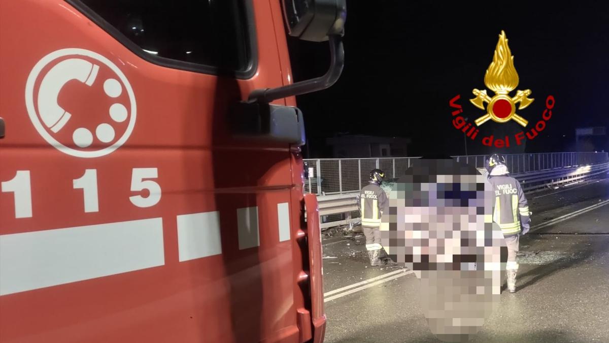 Barberino Di Mugello Scontro Violentissimo Tra Due Auto Tre Morti