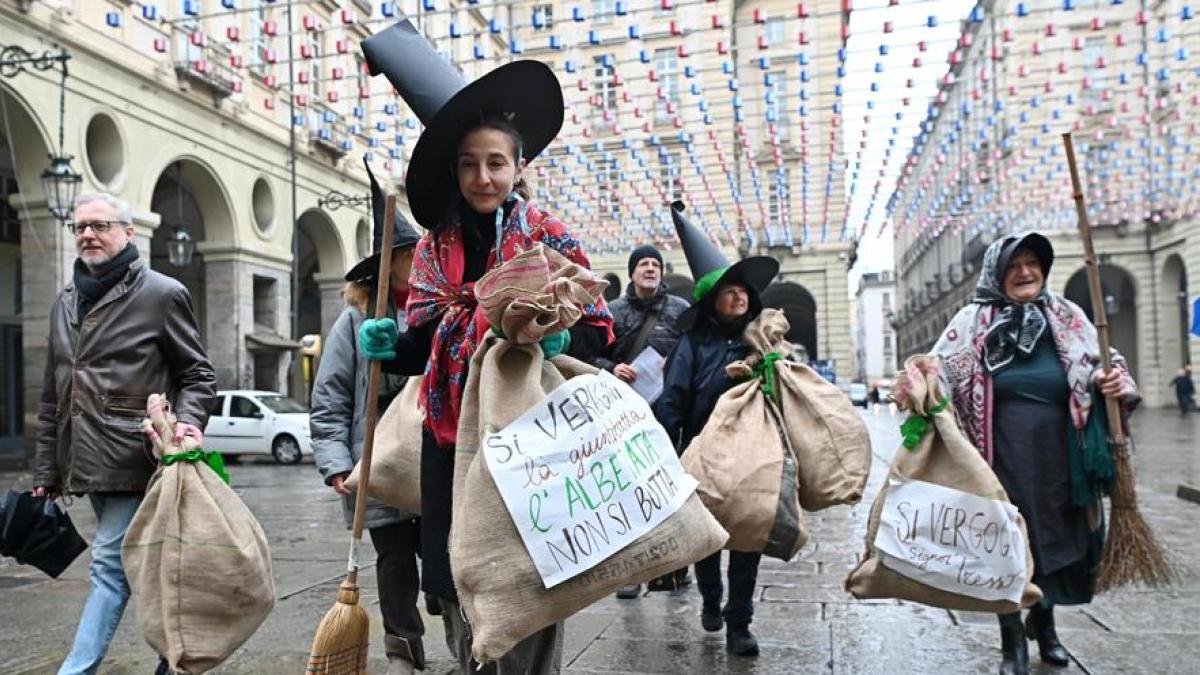 Torino Sacchi Di Carbone Per Lo Russo E La Giunta In Difesa Degli