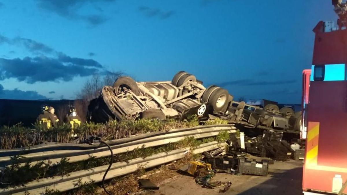 Incidente Sulla Bradanica, Tir Sfonda Il Guardrail E Travolge Un'auto ...