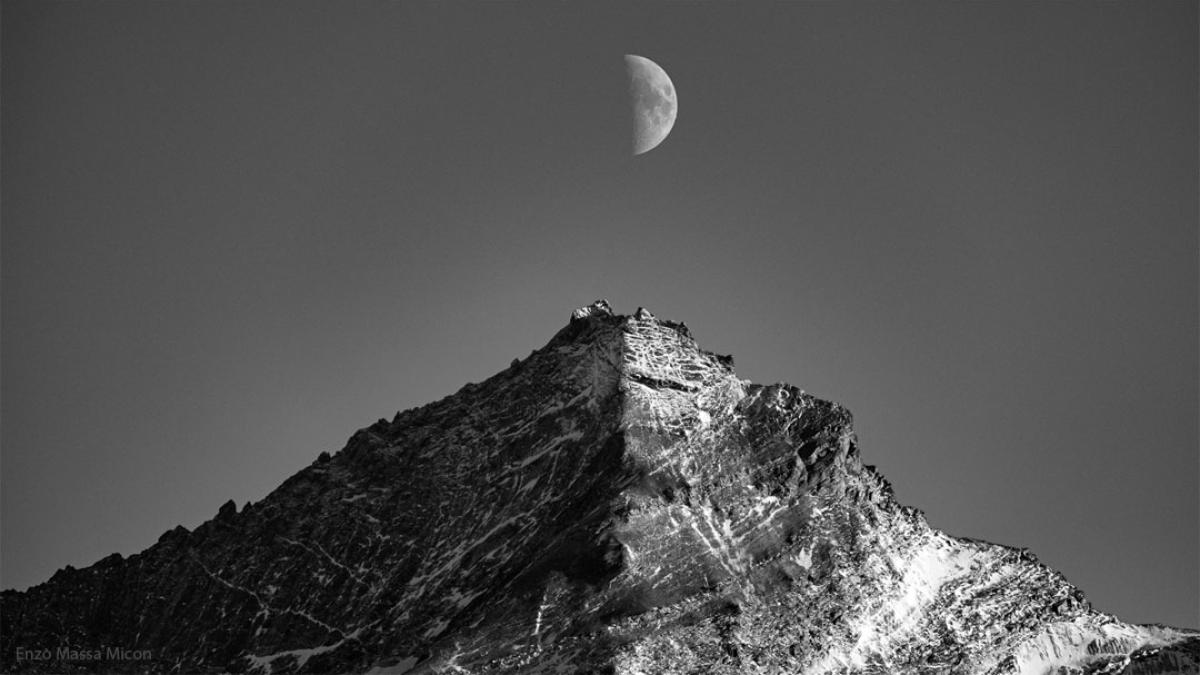 Gran Paradiso, la Grivola incontra la Luna in un gioco di luci e ombre