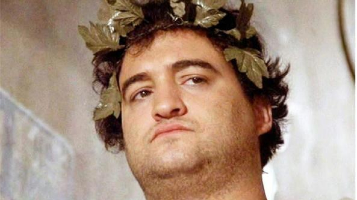 John Belushi avrebbe 77 anni: l’amicizia con Dan Aykroyd, come nacquero i Blues Brothers, gli eccessi, 7 segreti