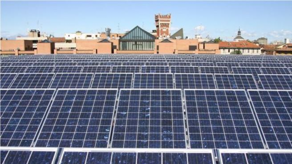 Milano, il «tesoretto» viene dai tetti: la comunità energetica ha già 300 iscritti. Centomila euro a ogni quartiere che accetta la sfida verde