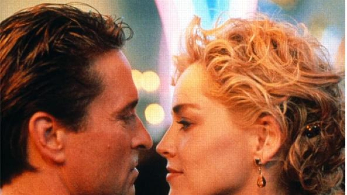 «Basic Instinct»su Iris: quando Sharon Stone schiaffeggiò il regista per la scena dell’interrogatorio e gli altri 9 segreti del film
