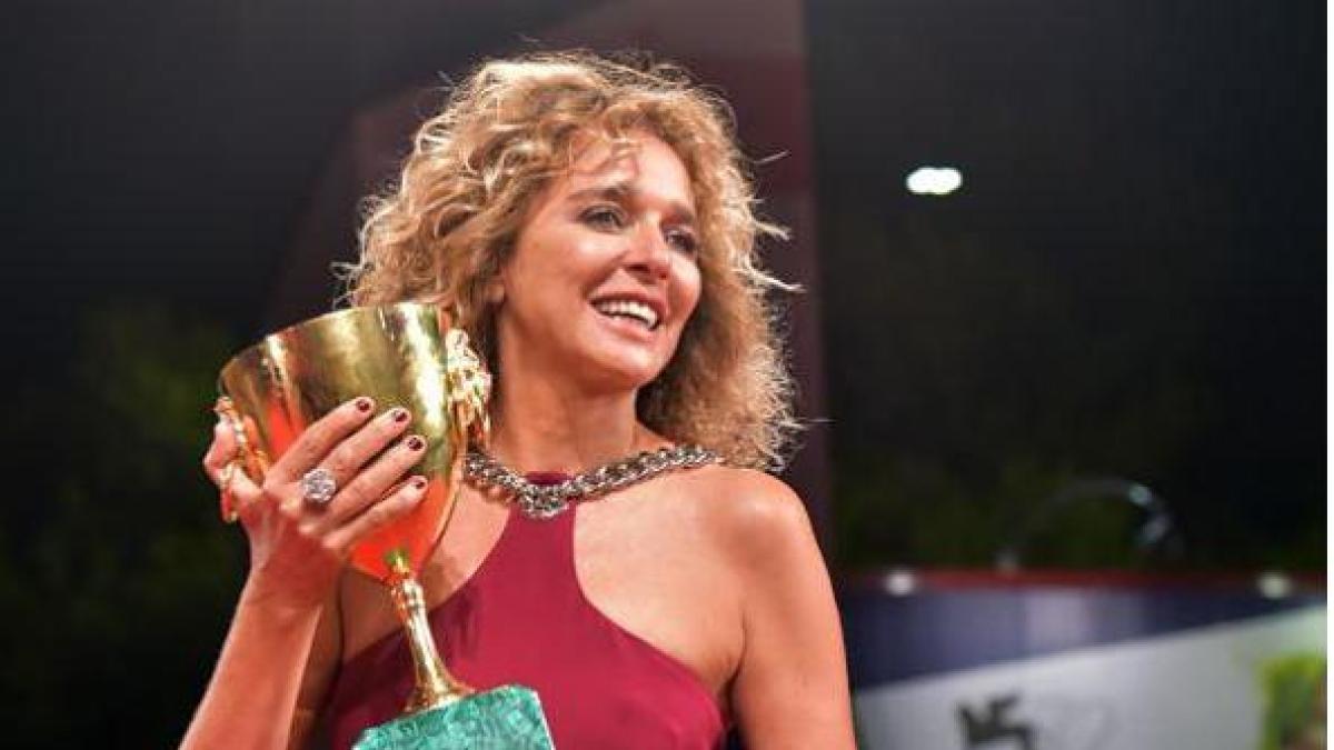 Valeria Golino, l'incontro con il 26enne Scamarcio e la storia con Benicio Del Toro: tutti gli amori dell'attrice