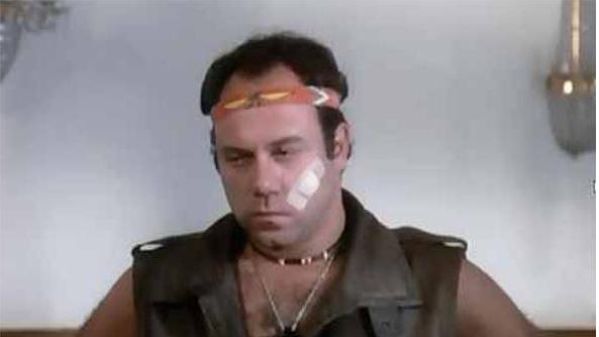 «Troppo forte» in tv: il riferimento a Tim Burton, Sal Da Vinci attore e gli altri 6 segreti del film