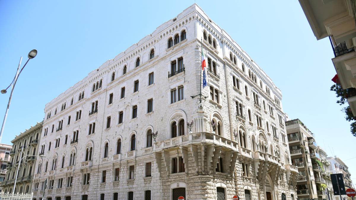 Acquedotto Pugliese, concorsi per laureati «ma solo con esperienza specifica». FdI all'attacco: «Così si escludono i giovani»