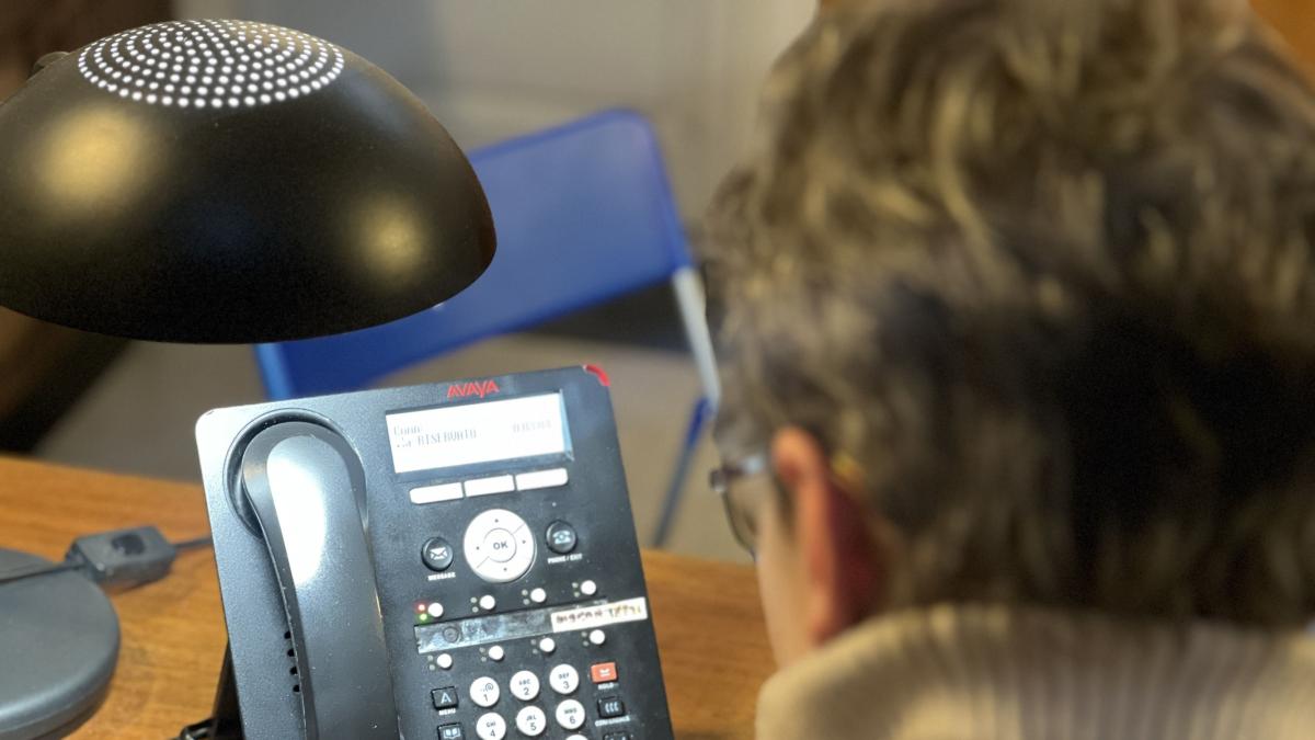 Firenze, apre Telefono Amico con 20 volontari: «Una persona su tre che ci chiama per chiedere aiuto è un adolescente»