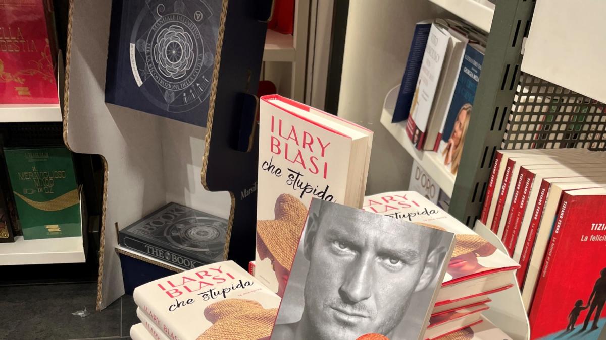 I libri su Francesco Totti tornano a vendere (scontati) grazie a Ilary Blasi:  accostati a «Che stupida» sugli scaffali