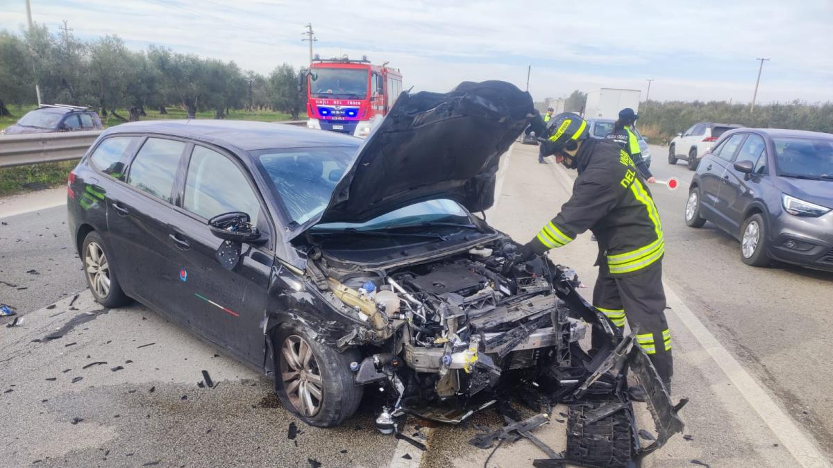 Incidente Stradale A Bitonto, Scontro Tra Due Auto Sulla Ex Statale 98 ...