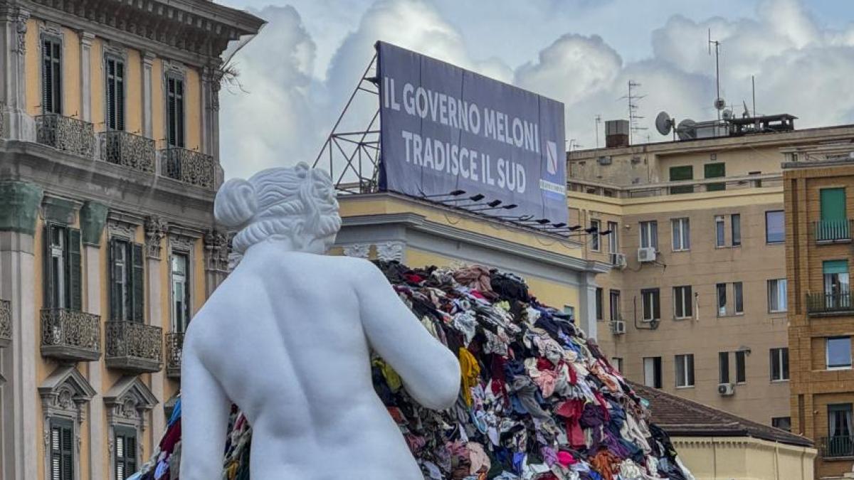 Napoli La Venere Degli Stracci Torna In Piazza Municipio Installata