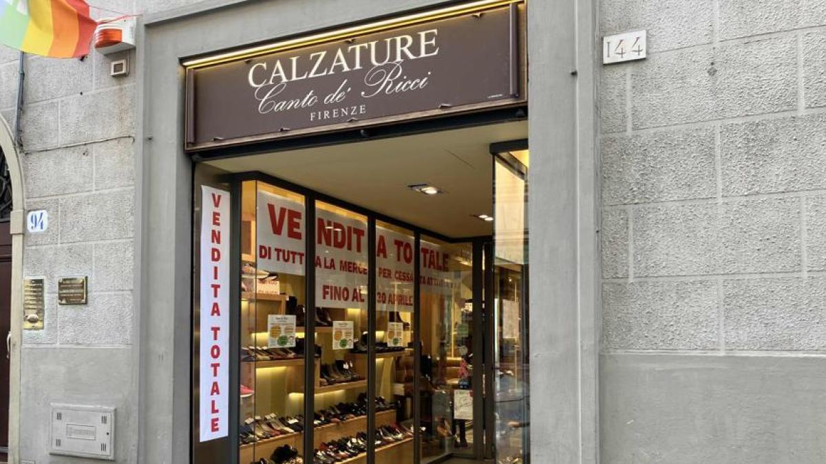 Firenze in via Romana chiude anche l ultimo negozio di scarpe