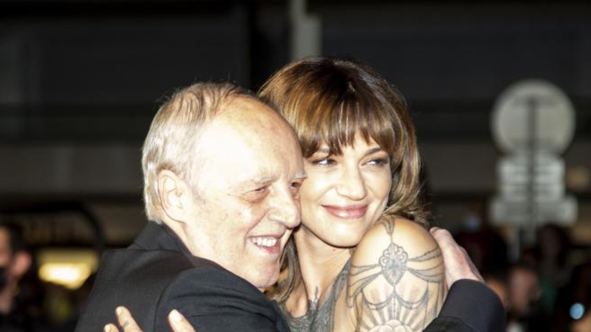 Asia Argento compie 50 anni: il debutto come attrice a 9 anni, l'amore con Morgan e Anthony Bourdain, le accuse a Weinstein, 8 segreti