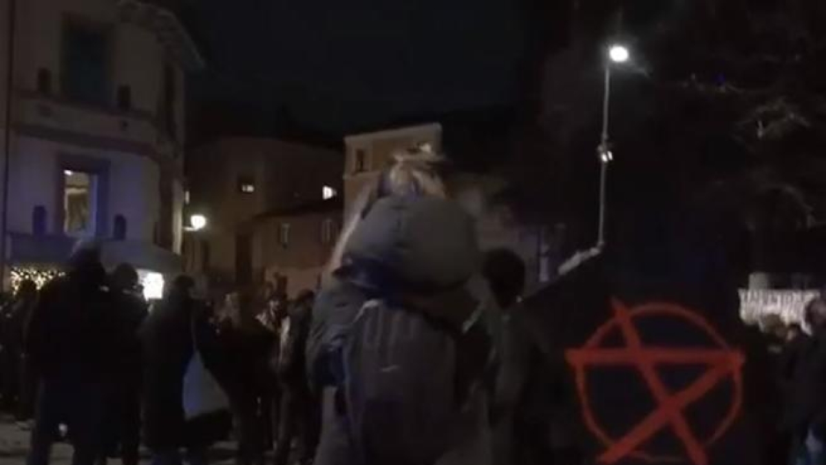 Anarchico arrestato a Roma, oscurato un sito internet con le rivendicazioni di attentati e scontri di piazza
