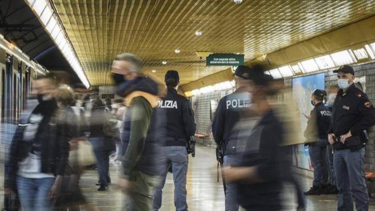 Milano, travestito da operaio svuota le macchinette per i biglietti del metrò: bloccato a Cordusio con 3.600 euro in contanti