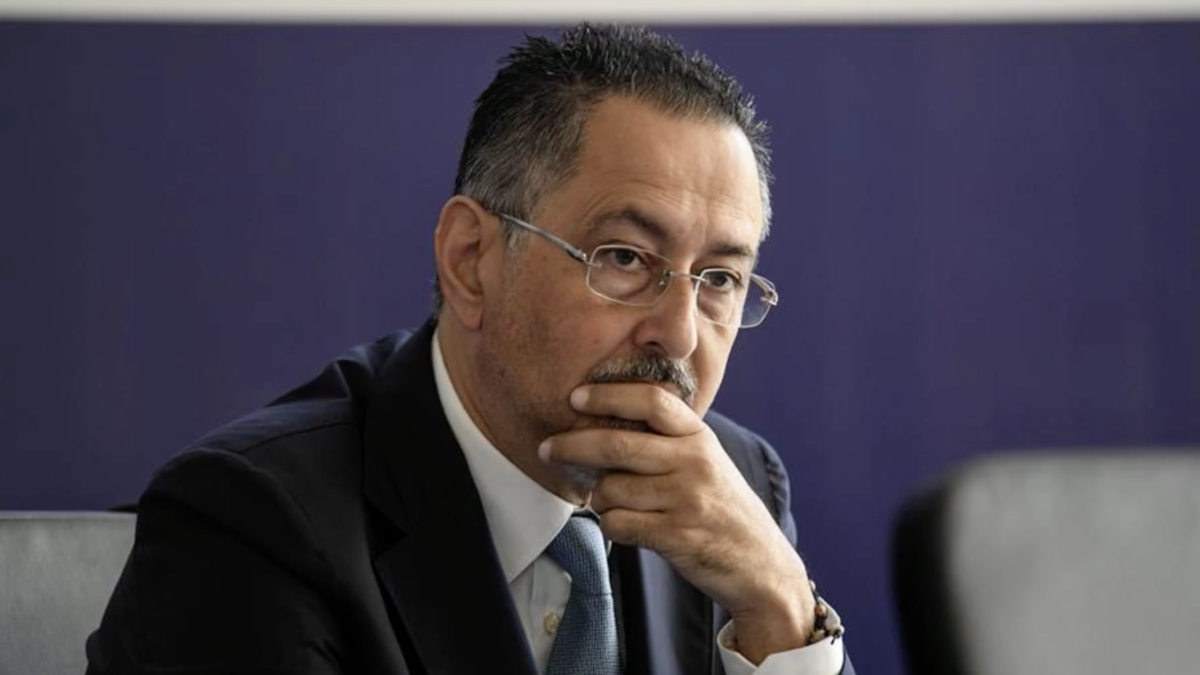 Marcello Pittella, prima il ruolo di urologo all'Asl ora il tirocinio al San Carlo: è polemica per i tanti incarichi del presidente del Consiglio lucano