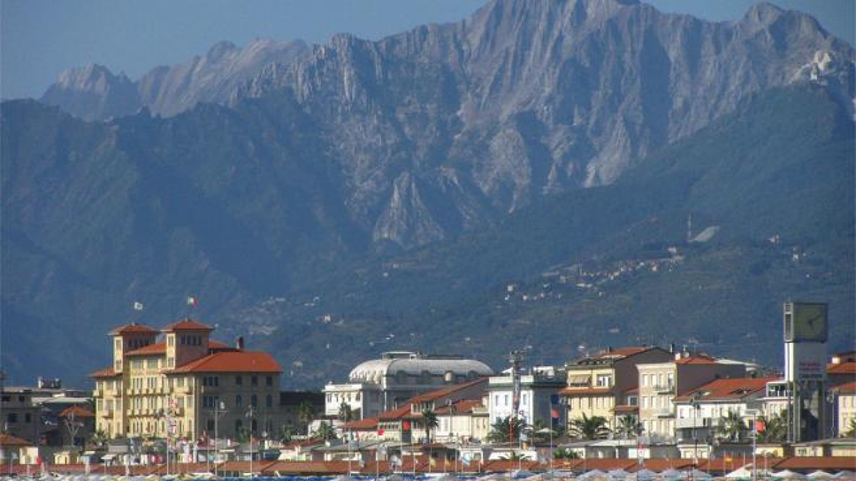 Viareggio, molesta 5 ragazze in pieno centro di giorno e le spruzza con lo spray urticante