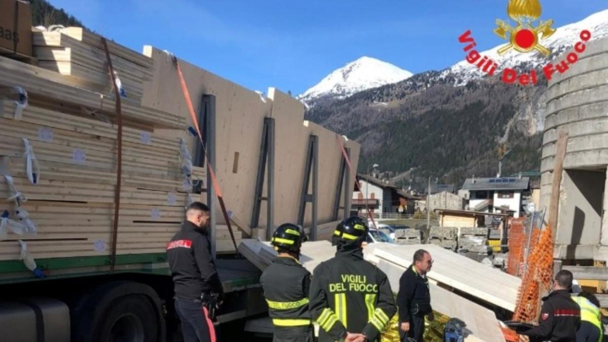 Sondrio, Schiacciato Nel Cantiere Dal Carico Di Pannelli Caduto Da Un ...