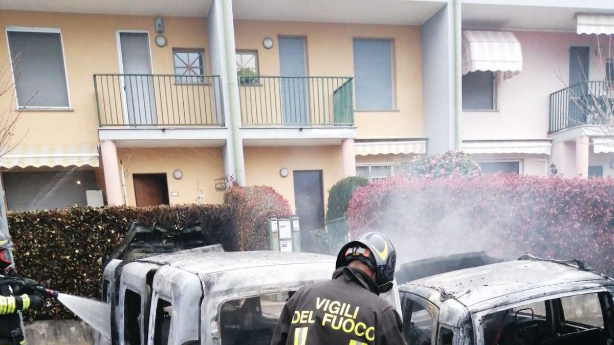 Golasecca, è Morto Il 50enne Che Si è Dato Fuoco Nell'auto Parcheggiata ...