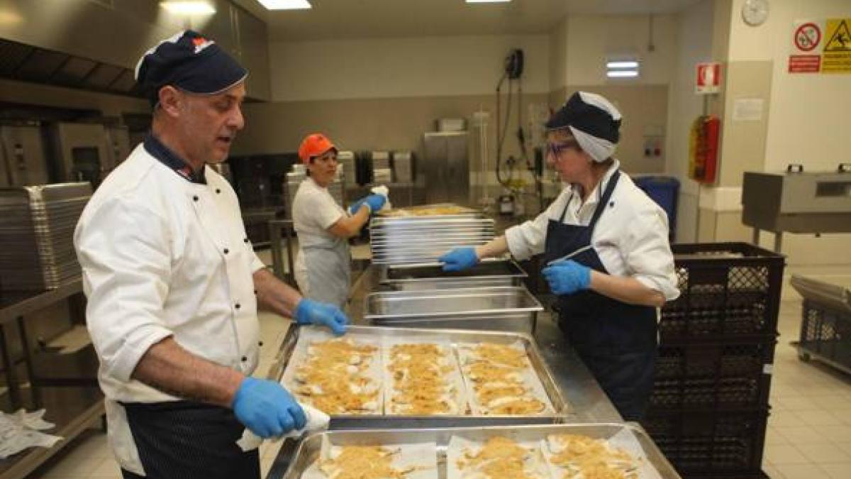 Milano Ristorazione sotto attacco dagli hacker: bloccati i «ticket» sul sito web. «Ma il servizio continua regolarmente»