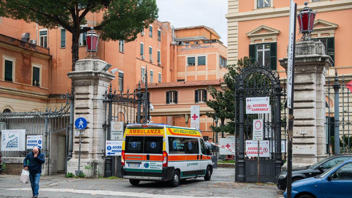 Roma, ferisce a sassate due guardie giurate del Policlinico Umberto I e danneggia un'auto: arrestato un 22enne
