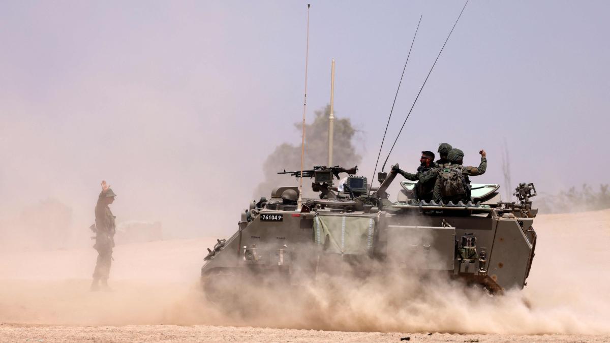 L’esercito israeliano «ammassa tank al valico per Rafah». Gli Usa iniziano la costruzione del molo per gli aiuti umanitari a Gaza